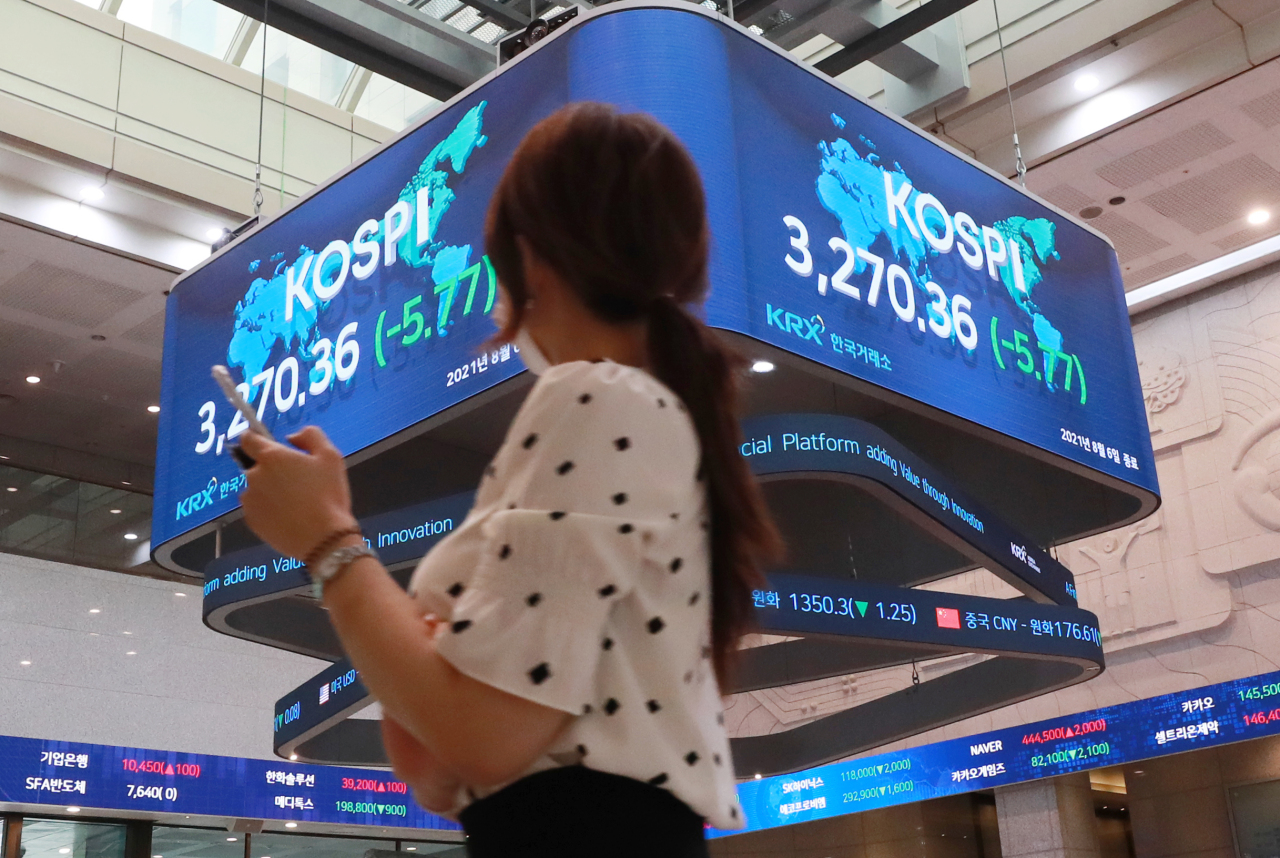 Electronic signboards show the benchmark Kospi closed at 3,270,36 on Friday, down 5.77points or 0.18percent from the previous session's close. (Yonhap)