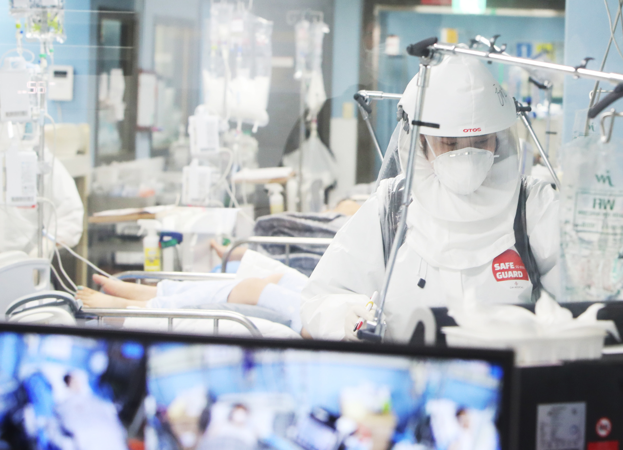Photo shows the inside a COVID-19 ward at a hospital in Gyeonggi Province on Wednesday. (Yonhap)