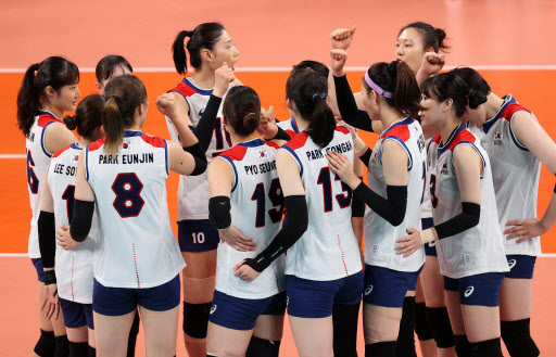 South Korean players gather on the court after losing to Serbia in the bronze medal match of the Tokyo Olympic women's volleyball tournament at Ariake Arena in Tokyo on Sunday. (Yonhap)
