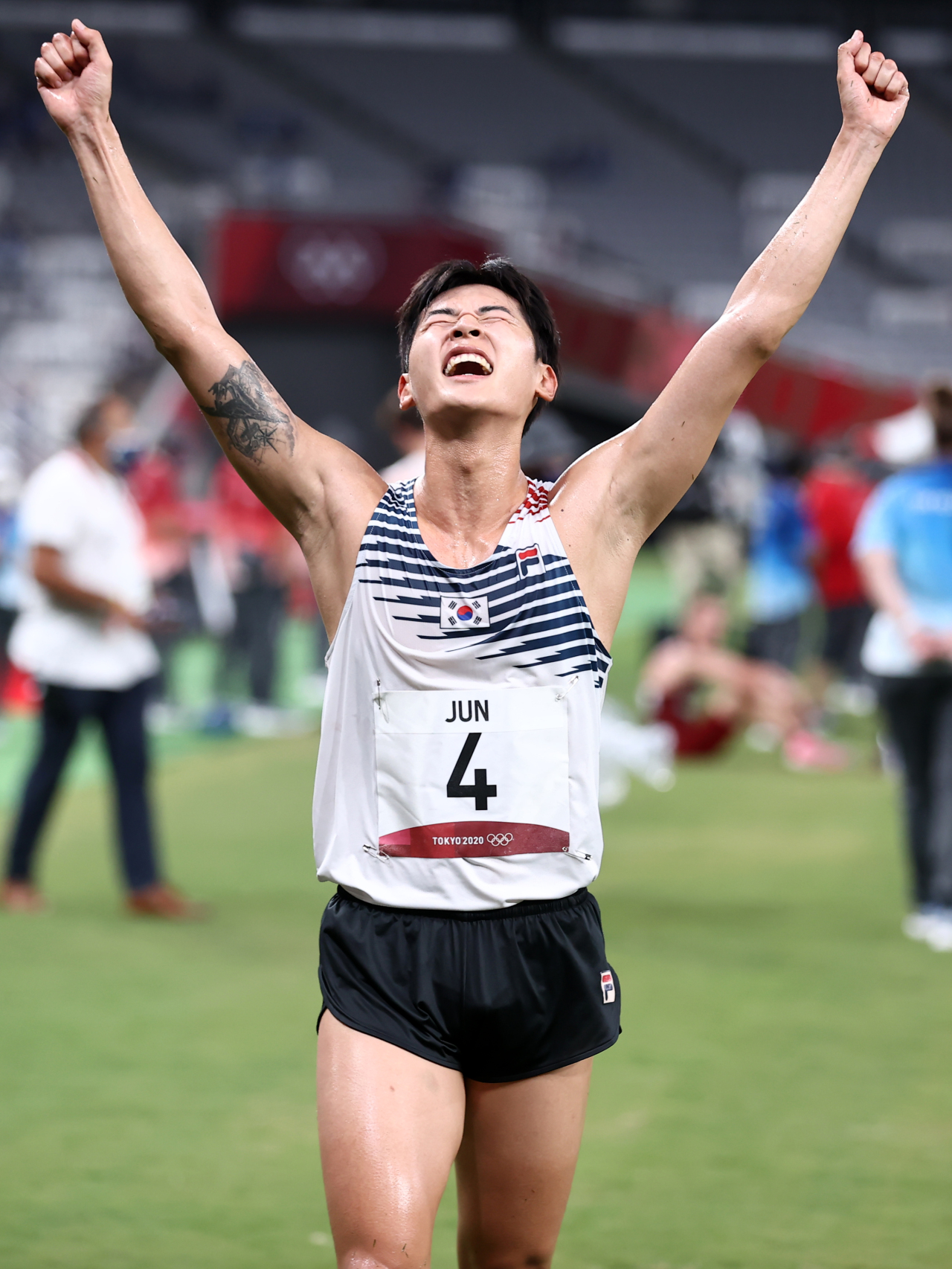 Jun Woong-tae of South Korea celebrates after clinching the bronze medal in the men's modern pentathlon at the Tokyo Olympics at Tokyo Stadium in Tokyo on Saturday. (Yonhap)