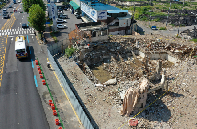 A bus passes by the scene of the collapse of a five-story building in Gwangju, 330 kilometers south of Seoul, on July 28, 2021, in this file photo. The accident left nine people dead and eight others seriously injured. (Yonhap)