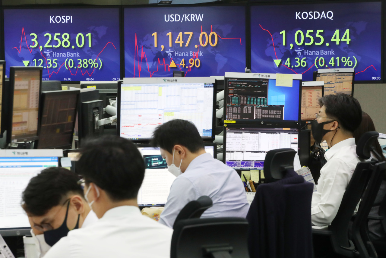 The benchmark Korea Composite Stock Price Index (Kospi) figures are displayed at a dealing room of a local bank in Seoul, Monday. (Yonhap)