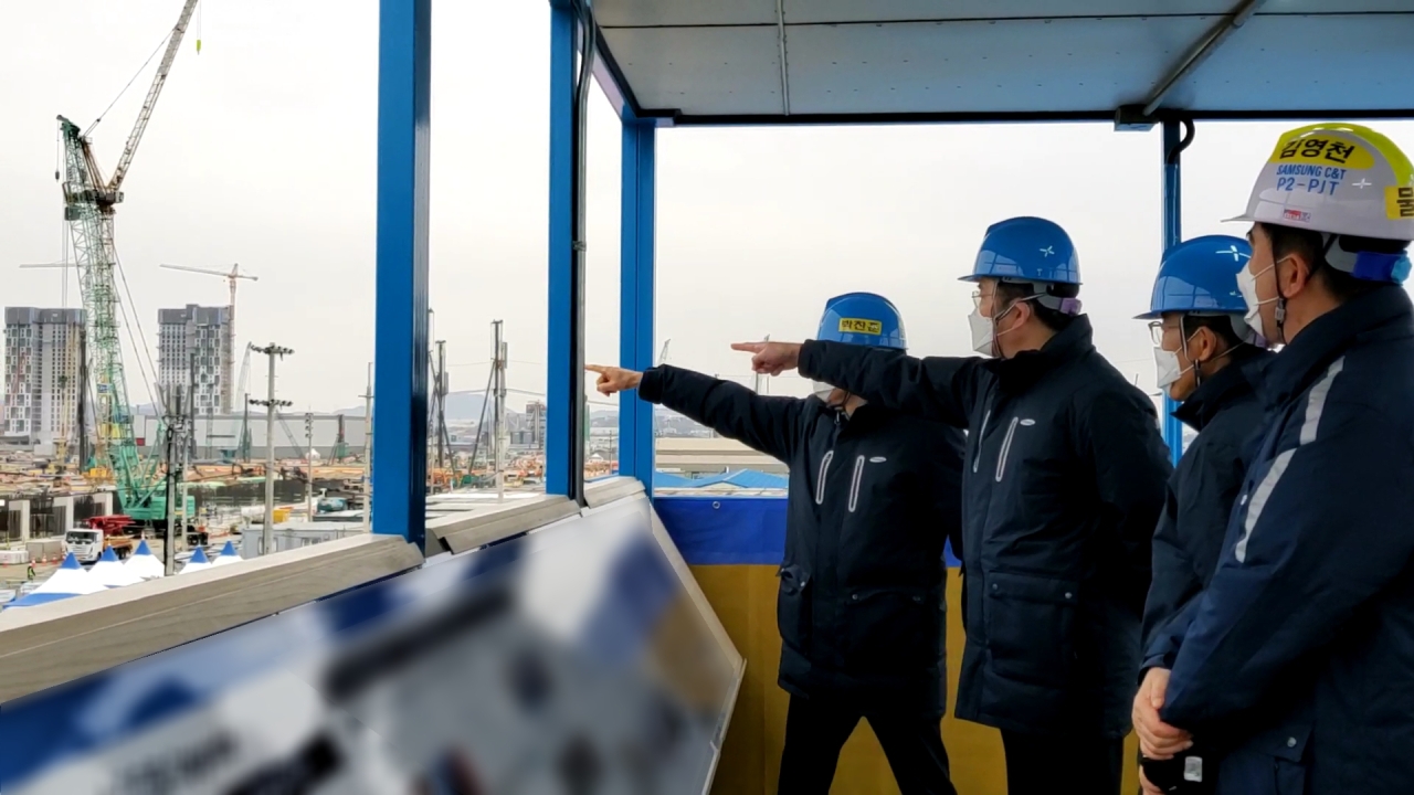 Samsung Vice Chairman Lee Jae-yong (middle) finger-points at a construction site for a new chip plant in Pyeongtaek, Gyeonggi Province, in January. (Samsung Electronics)