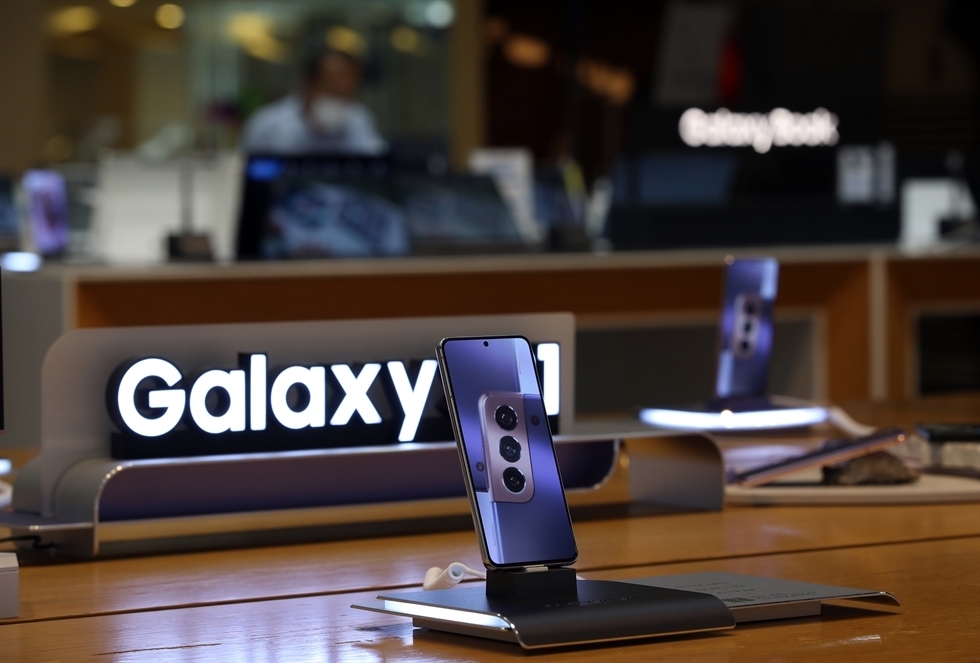 This photo taken last Thursday, shows Samsung Electronics Co.'s Galaxy S21 smartphone displayed at an electronics shop in Seoul. (Samsung Electronics Co.)