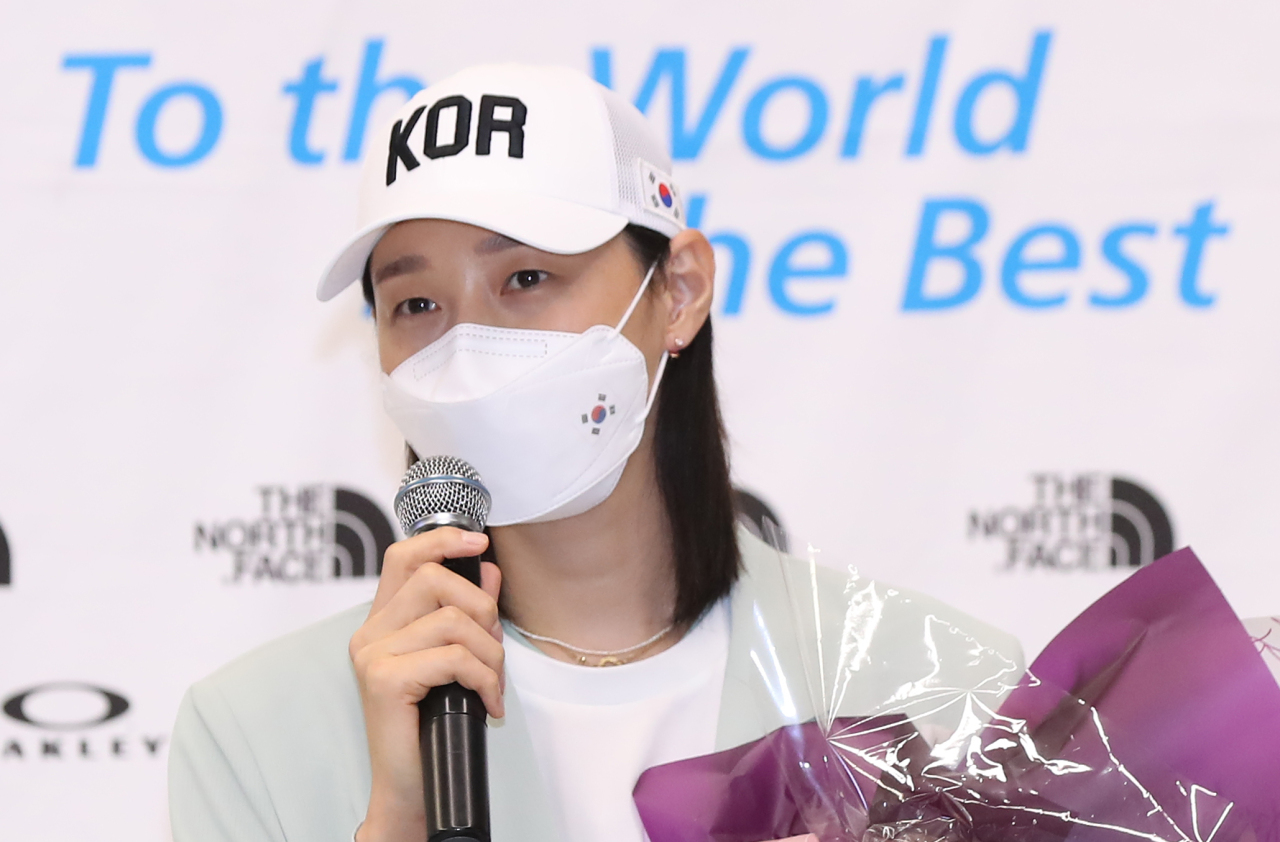 South Korean volleyball star Kim Yeon-koung speaks to reporters at Incheon International Airport, west of Seoul, on Monday, after returning home from the Tokyo Olympics. (Yonhap)