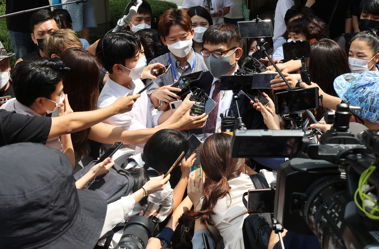 Kim Chil-joon, defense attorney of Chung Kyung-sim, answers questions from reporters Wednesday following Seoul High Court`s ruling on Chung. (Yonhap)
