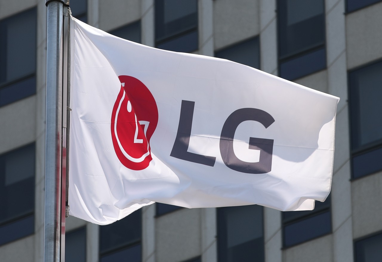 LG Electronics' corporate flag at the company's headquarters building in Seoul. (Yonhap)
