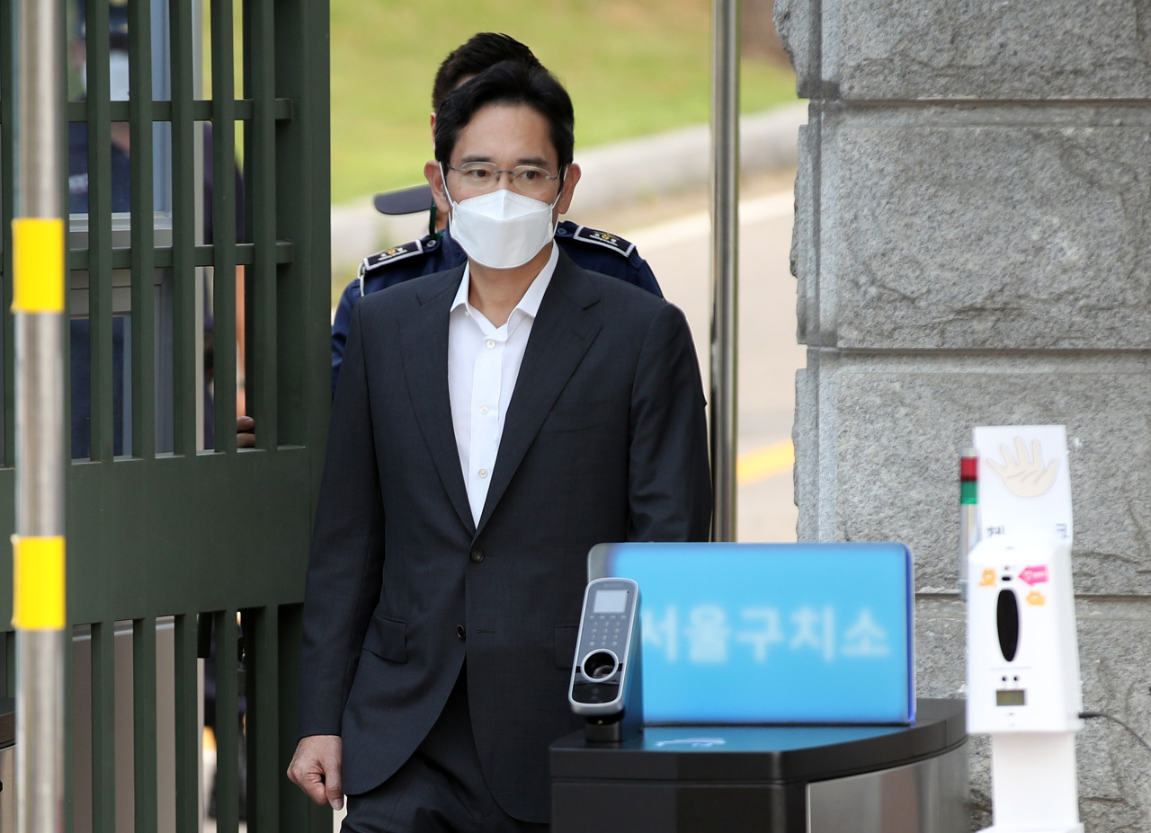 Samsung Electronics Vice Chairman Lee Jae-yong walks out of the Seoul Detention Center on Friday as he is granted parole about 11 months before scheduled release. (Yonhap)