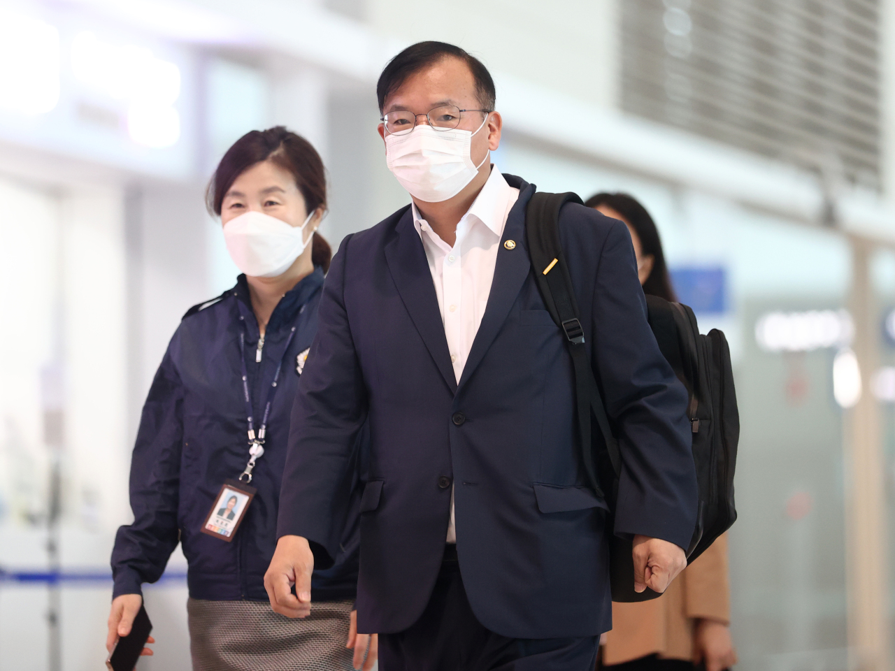 Second Vice Health Minister Kang Do-tae (front) and other government delegates depart from Incheon Airport to meet with Moderna officials in the United States to resolve the delay in COVID-19 vaccine supplies. (Yonhap)