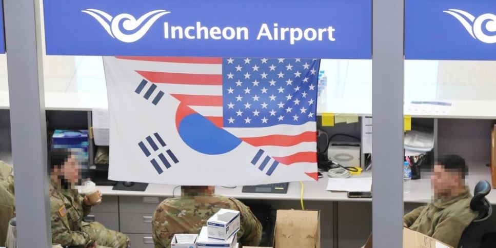 This file photo, taken Jan. 26, 2021, shows U.S. service members at Incheon airport, west of Seoul. (Yonhap)