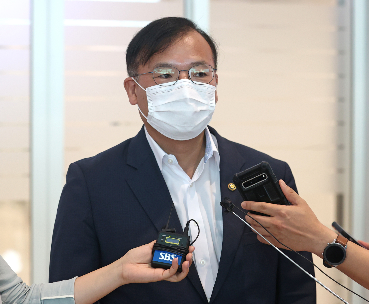 Vice Minister of Health and Welfare Kang Do-tae speaks to reporters at Incheon International Airport, west of Seoul, on Friday, before flying to the United States to visit Moderna Inc. over delayed vaccine supply. (Yonhap)