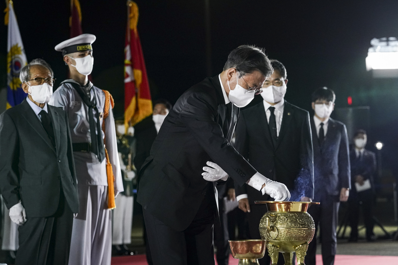 President Moon Jae-in burns incense in front of the coffin of Gen. Hong Beom-do at Seoul Air Base in Gyeongi Province on Saturday. (Yonhap)