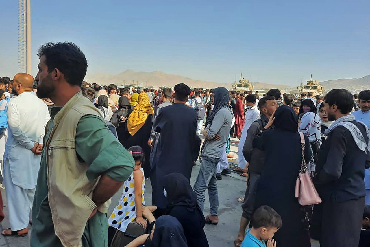 Afghans crowd at the tarmac of the Kabul airport on Monday to flee the country as the Taliban were in control of Afghanistan after President Ashraf Ghani fled the country and conceded the insurgents had won the 20-year war. (AFP-Yonhap)