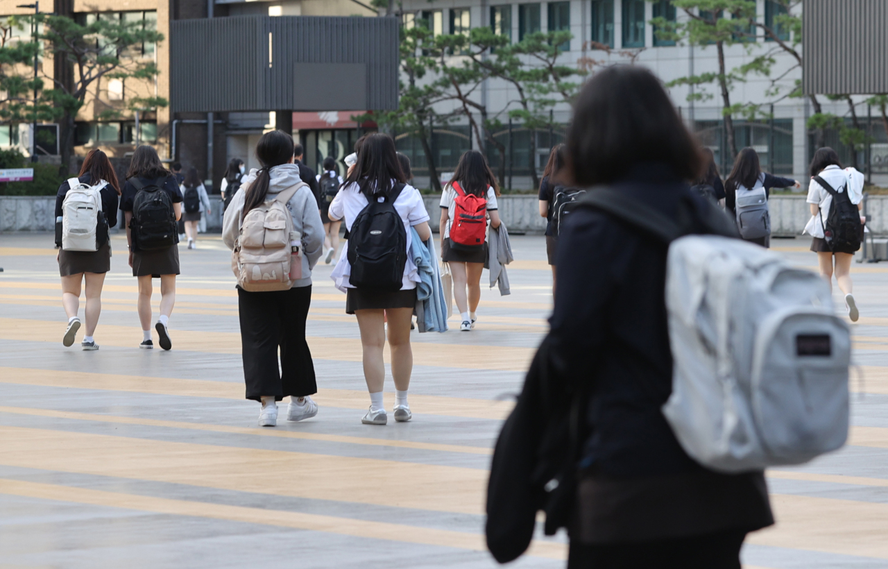 High school seniors go to school in Seoul last Tuesday. (Yonhap)