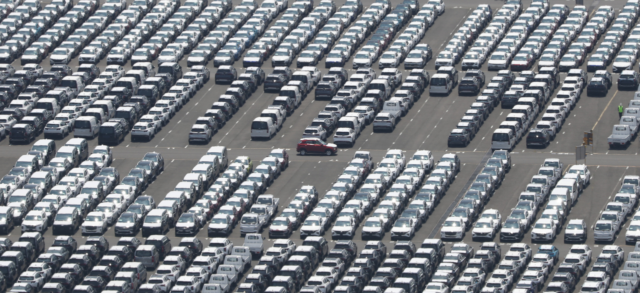 This file photo taken Aug. 2, 2021, shows vehicles lined up to be exported at Hyundai Motor's port in Ulsan, 414 kilometers southeast of Seoul, amid the prolonged COVID-19 pandemic. (Yonhap)