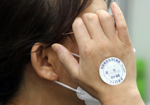 Someone prepares to receive a shot at a vaccination center in Seongbuk-gu, Seoul, Wednesday. (Yonhap)
