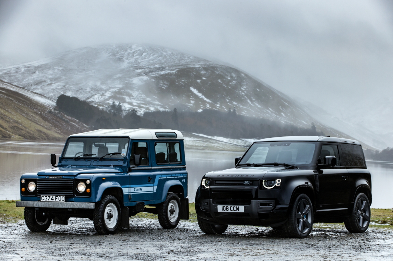 The original Land Rover Defender (left) and the new Defender 90 (Jaguar Land Rover Korea)