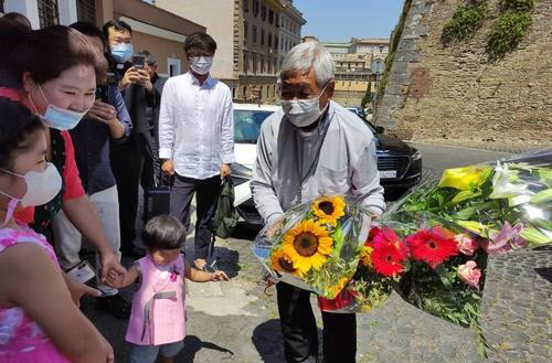 Korean Catholics in Rome welcome Archbishop Lazarus You Heung-sik, the new Vatican prefect, July 30. (Yonhap)