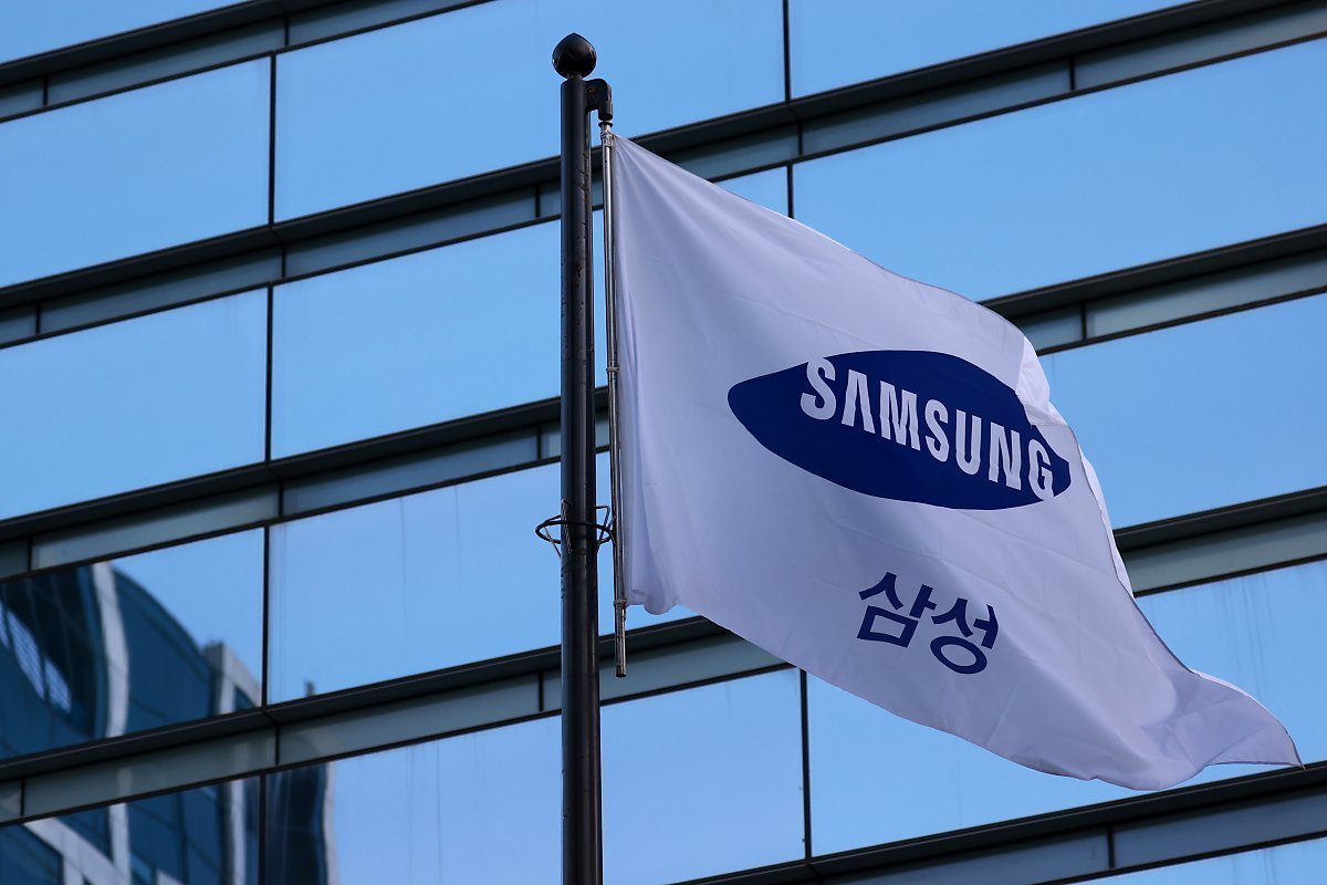 A flag bearing the corporate logo of Samsung Group waves in front of its office building in southern Seoul. (Yonhap)
