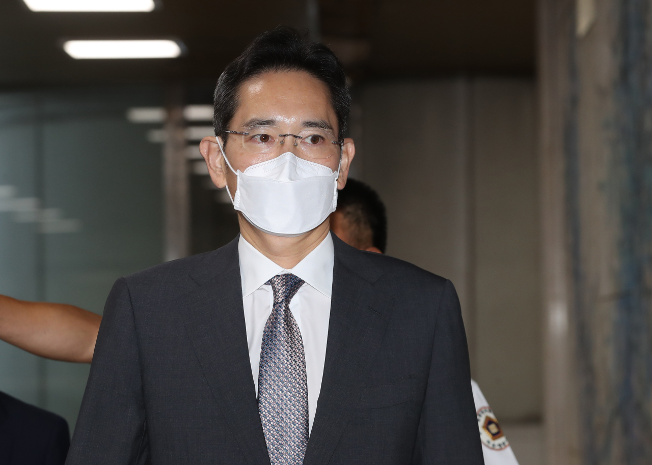 Lee Jae-yong, vice chairman of Samsung Electronics, attends a trial over a suspected fraud and stock manipulation case at the Seoul Central District Court on Thursday. (Yonhap)
