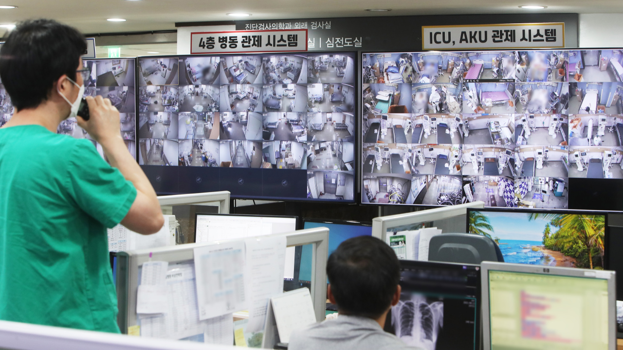 This photo taken on Thursday, shows medical staff monitoring patients at Bagae Hospital in Pyeongtaek, 70 kilometers south of Seoul, amid the spreading COVID-19 pandemic. (Yonhap)