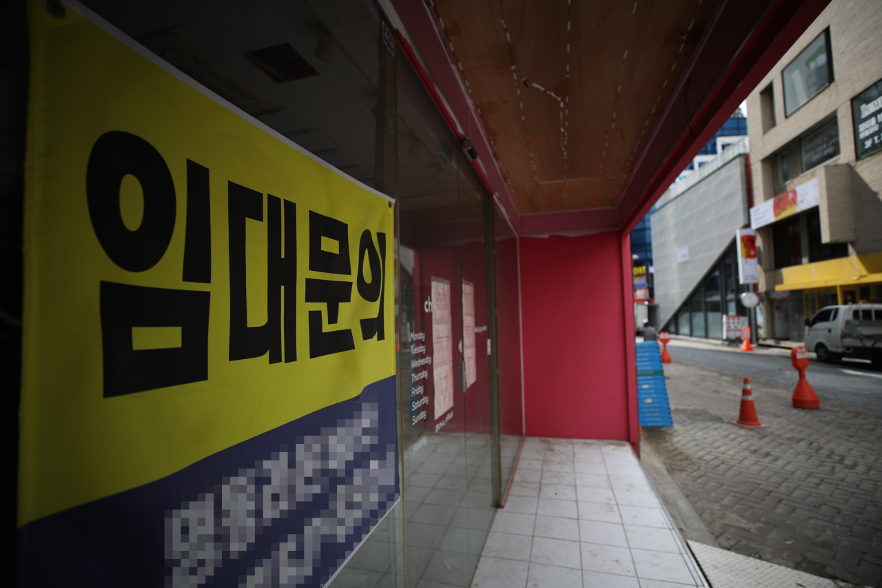 This photo, taken on Tuesday, shows a store with a lease sign at the shopping district of Myeongdong in central Seoul amid the fourth wave of the pandemic. (Yonhap)