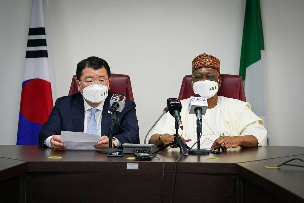 First Vice Foreign Minister Choi Jong-kun (L) sits next to Nigeria's Minister of State for Foreign Affaris, Zubairu Dada, during a press briefing while Choi was visiting the West African nation on Thursday. (Foreign Ministry)