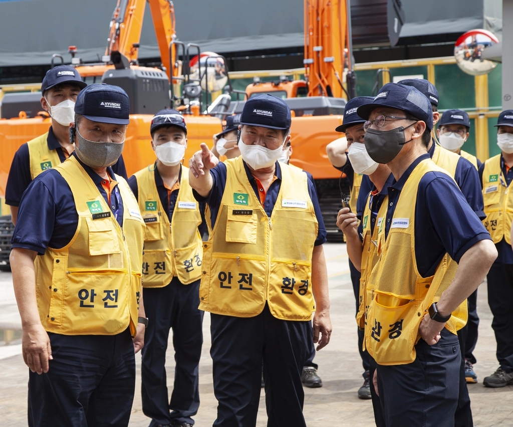 Kwon Oh-gap (4th from L), chairman of Hyundai Heavy Industries Holdings Co. (HHIH), visits a plant of Doosan Infracore Co. along with other company officials on Friday (HHIH)