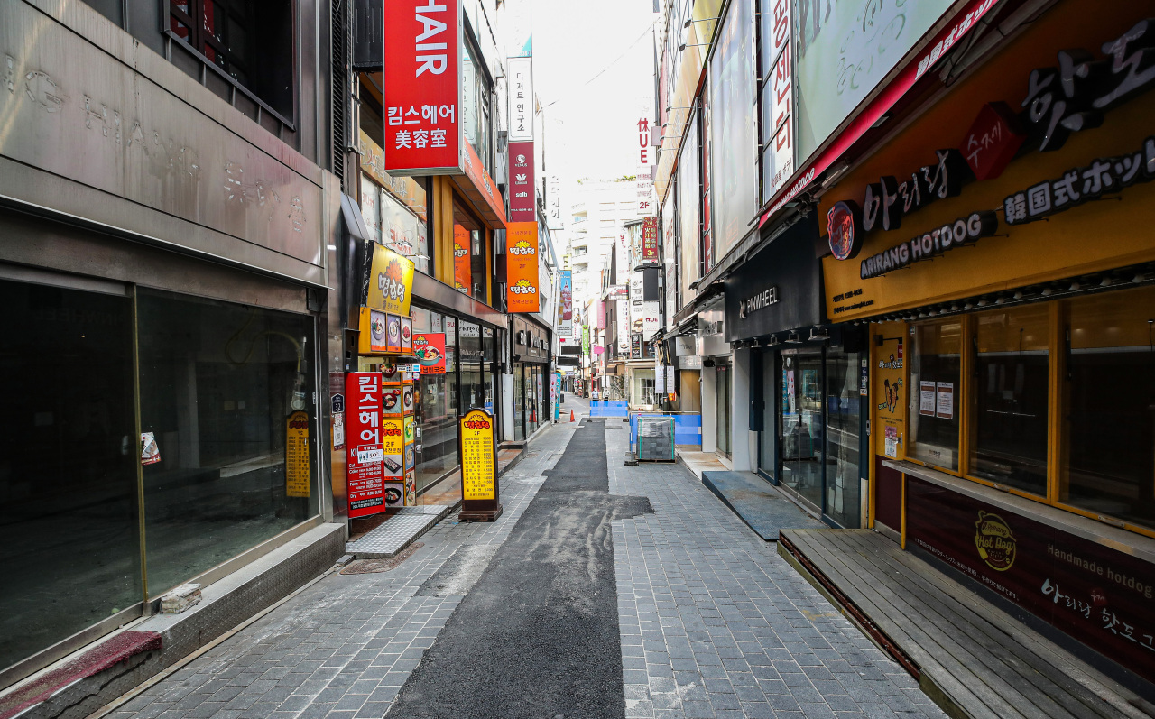Alley in Myeong-dong, a busy shopping district in Seoul, appears deserted Friday. (Yonhap)