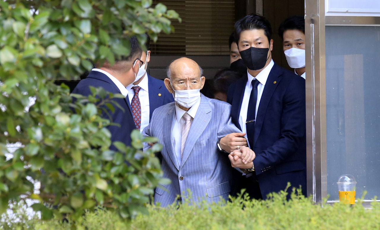 Former President Chun Doo-hwan (C) leaves an appellate court in Gwangju, southwestern South Korea, in the Aug. 9, 2021, file photo, 25 minutes after the hearing began citing health issues. (Yonhap)