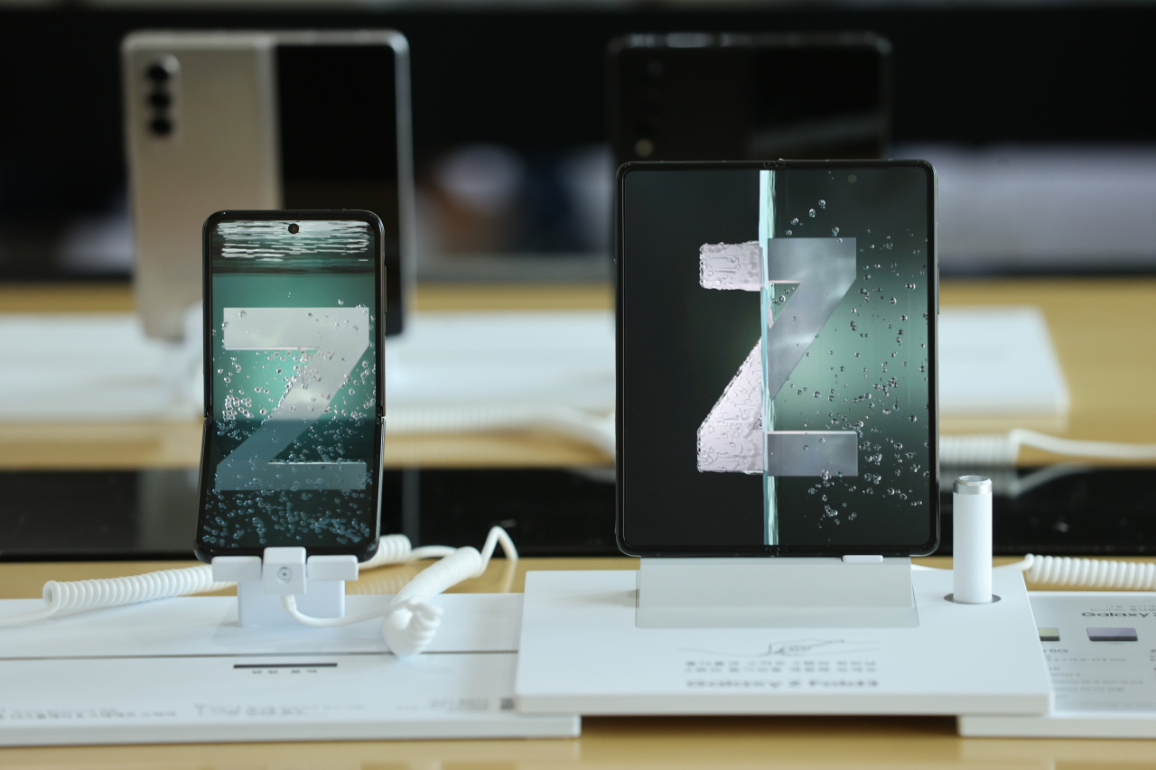 Samsung’s Galaxy Z Flip3 (left) and Galaxy Z Fold3 are displayed at a store in Jongno, central Seoul, last week. (Yonhap)