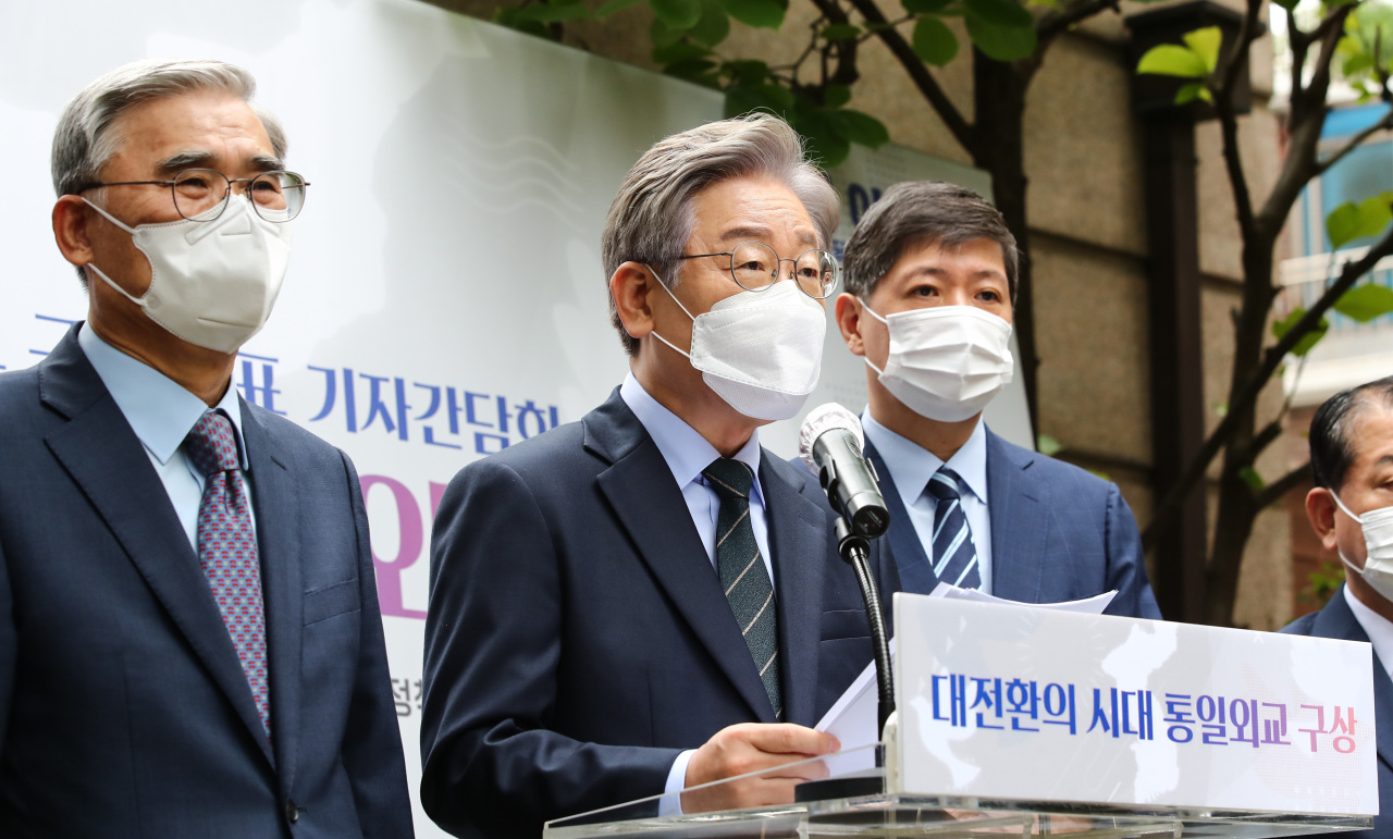 Gyeonggi Province Gov. Lee Jae-myung holds a press conference on his Korean Peninsula peace policy at the residence of late President Kim Dae-jung in Seoul on Aug. 22, 2021. (Yonhap)