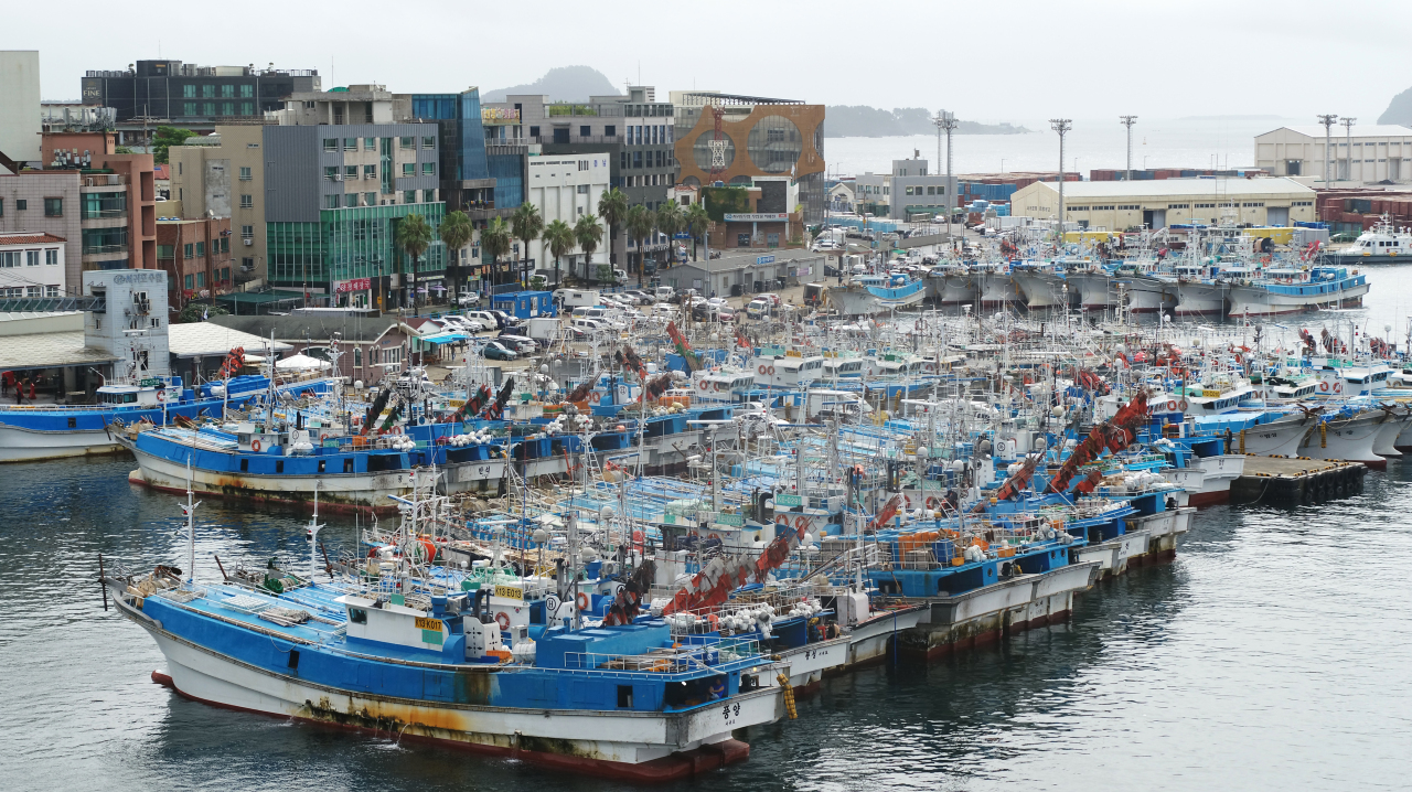 Fishing boats are docked at a port in the city of Seogwipo on South Korea's southern island of Jeju on Monday, as Typhoon Omais approaches the Korean Peninsula. (Yonhap)