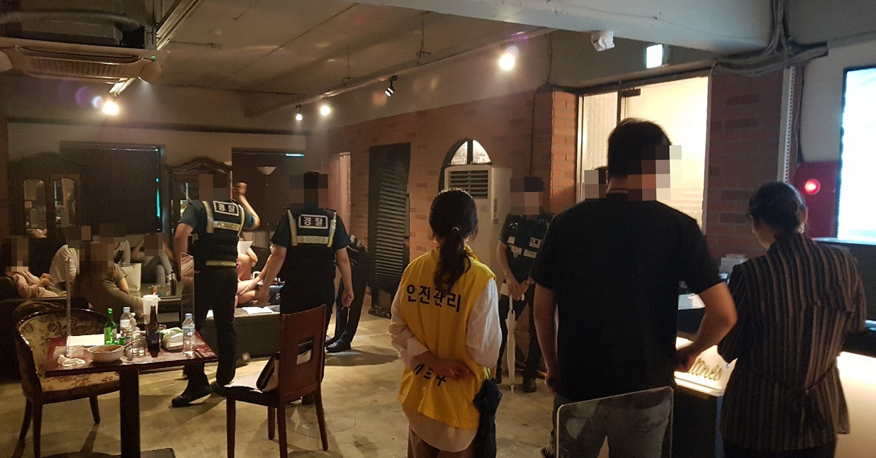 Police crack down on a nighttime entertainment business operating illegally in Seoul on Wednesday. (Yonhap)