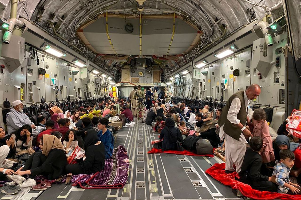 Afghan evacuees crowd a US transport aircraft flying from Kabul on August 19, 2021. (Yonhap)