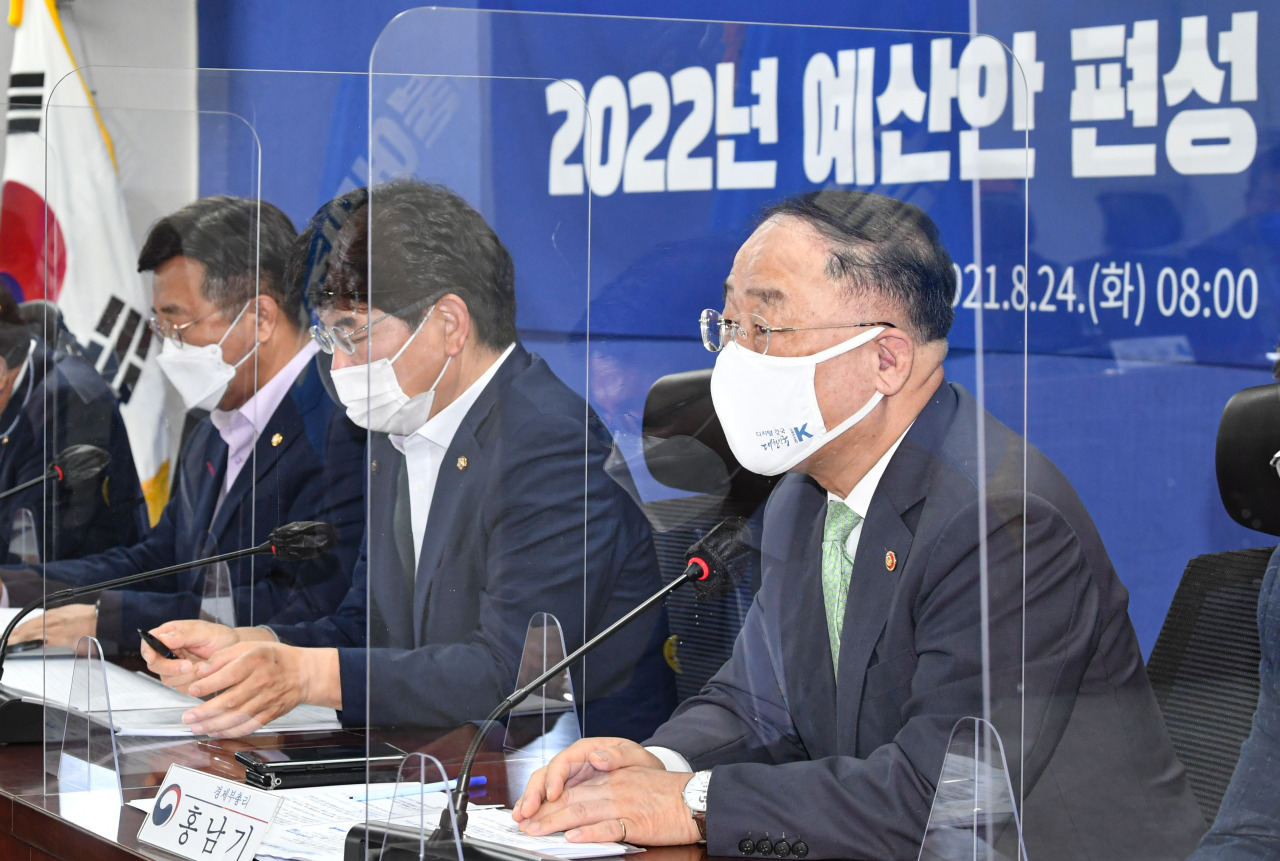 Officials of the Democratic Party and the government hold a consultative meeting on Tuesday. (Yonhap)