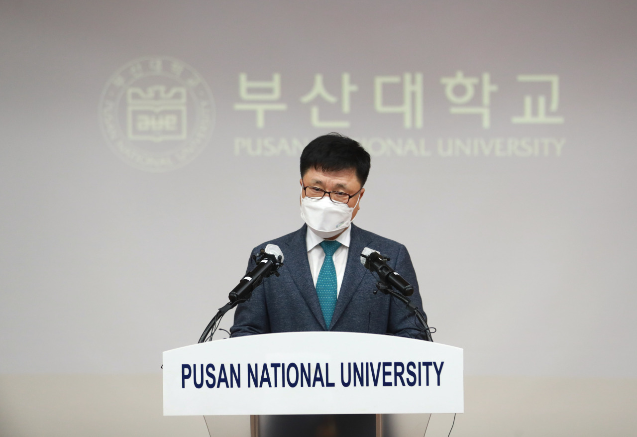 Kim Hong-won, vice president of Pusan National University, announces his school's decision to nullify Cho Min's admission to its medical school in 2015 in a news conference in Busan on Tuesday. (Yonhap)