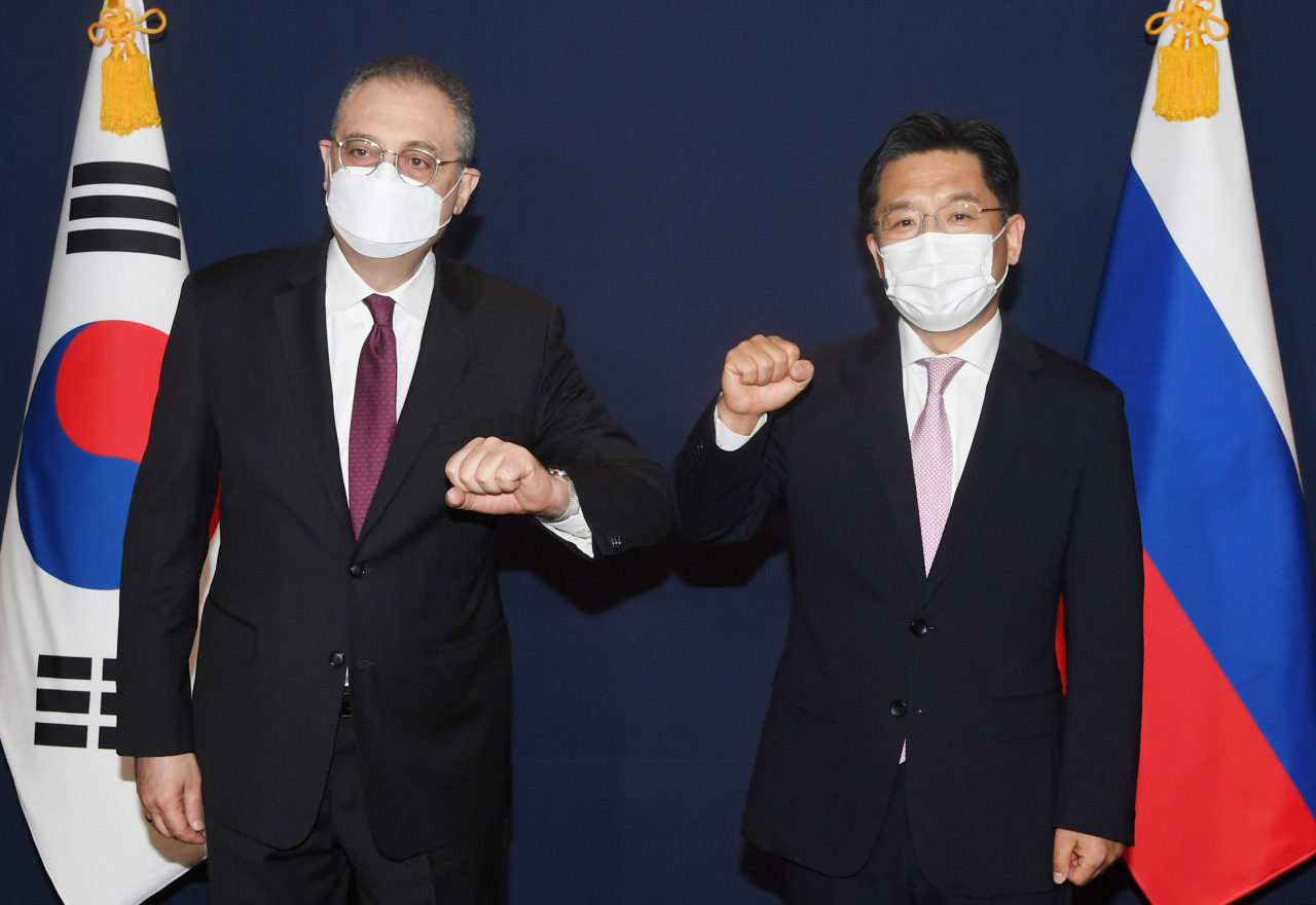 South Korea’s chief nuclear envoy Noh Kyu-duk (right) elbow-bumps with Russian Deputy Foreign Minister Igor Morgulov during their talks at a hotel in Seoul on Tuesday. (Yonhap)