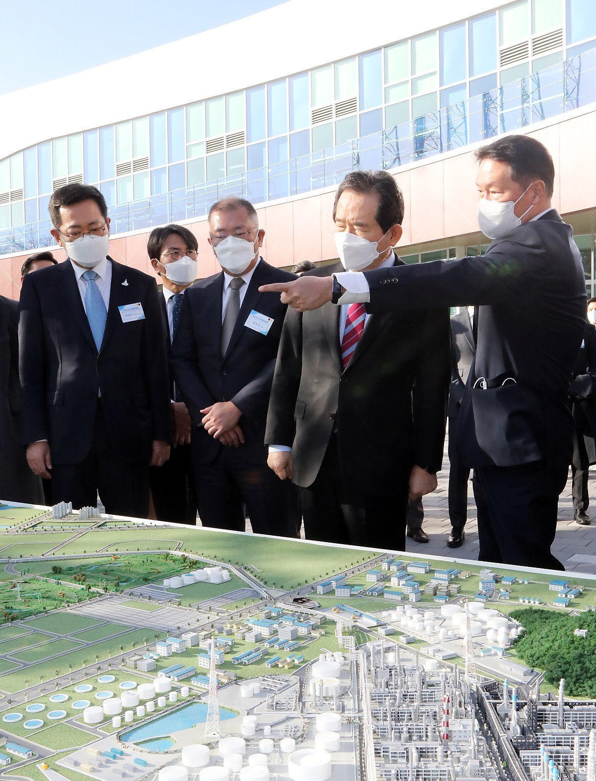 Prime Minister Chung Sye-kyun, second from right, looks at a model of a hydrogen plant at the factory of SK Incheon Petrochem on March 2, with SK Chairman Chey Tae-won, first from right, and Hyundai Motor Chairman Chung Euisun, third from right. (Yonhap)