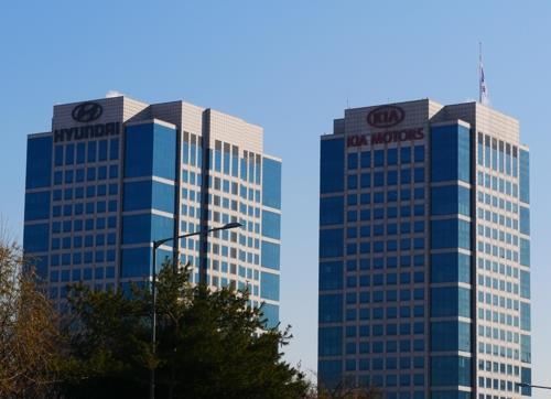 This undated file photo shows the headquarters of Hyundai Motor Co. (L) in southern Seoul. On the right is the head office of Hyundai's smaller affiliate Kia Corp. (Yonhap)