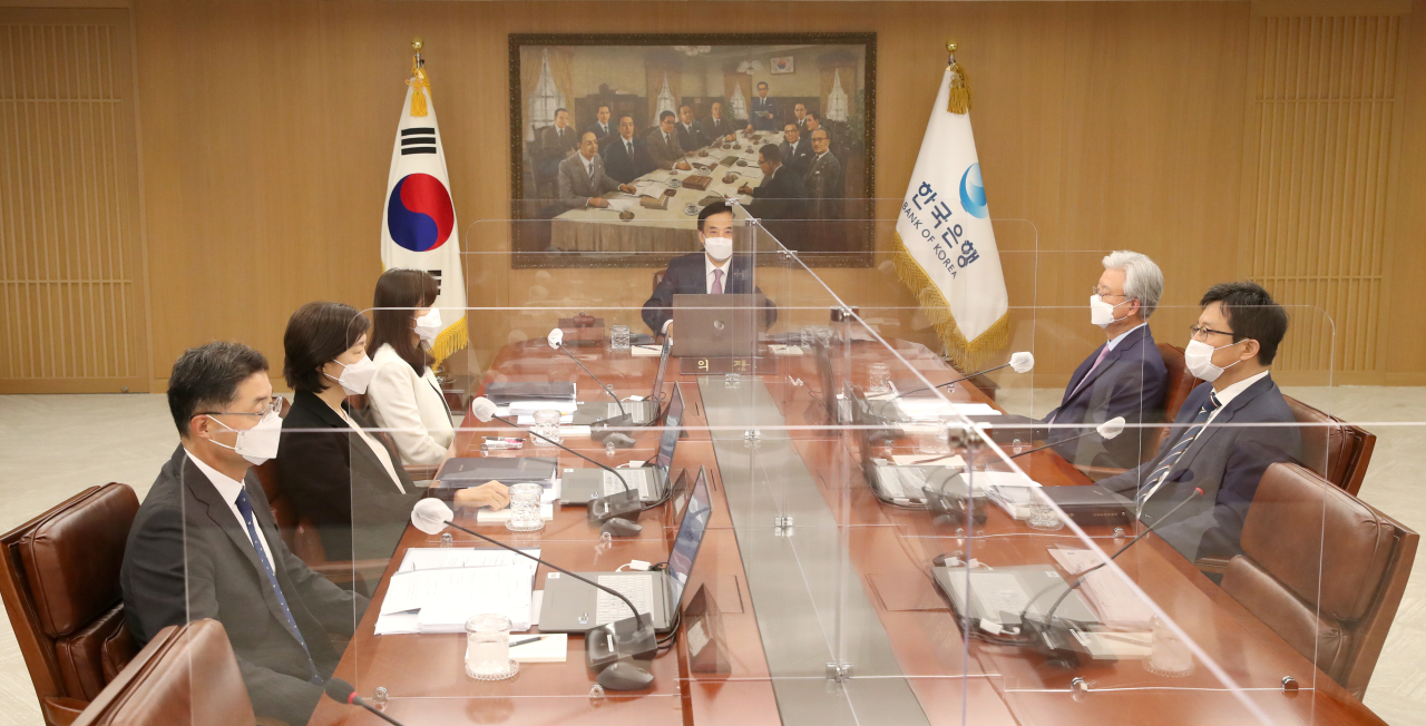 Bank of Korea Gov. Lee Ju-yeol (center) presides over a Monetary Policy Committee meeting in Seoul on Aug. 26, 2021, to decide the key rate for this month. (Yonhap)