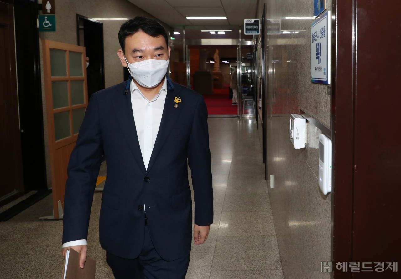 [헤럴드pic] 회의에 참석하는 김용민 더불어민주당 국회 법사위원