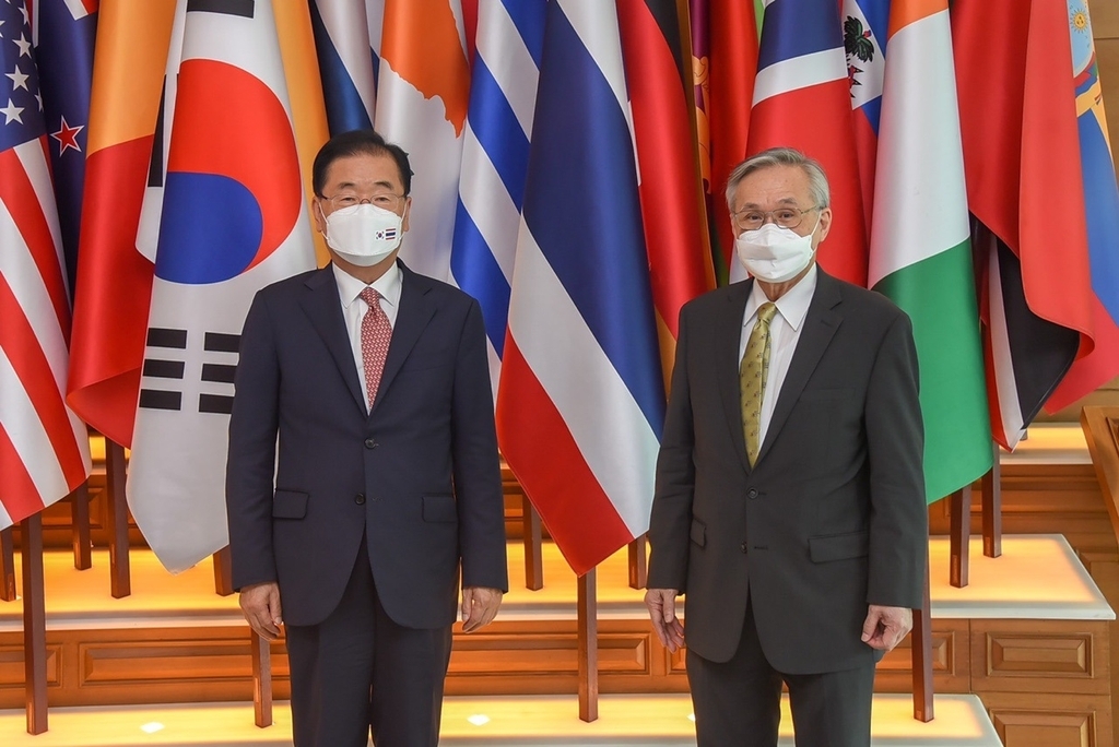 Foreign Minister Chung Eui-yong (Left) and his Thai counterpart, Don Pramudwinai, pose for a photo before their talks in Thailand on Friday in this photo provided by the foreign ministry. (Yonhap)