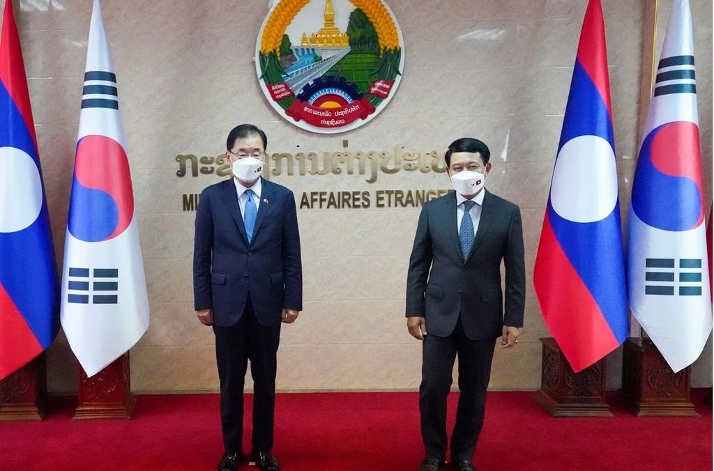 外交部长郑义勇（左）和他的老挝外长萨伦赛·科马西（Saleumxay Kommasith）周六在老挝举行会谈前合影留念。 （外交部）