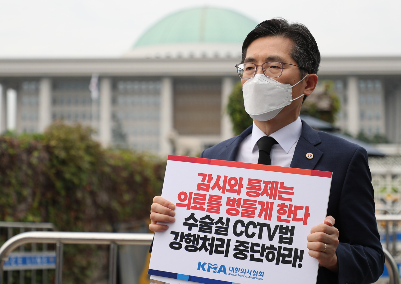 Lee Pil-soo, head of Korean Medical Association, stages a single-person rally Monday by the National Assembly in Yeouido, western Seoul. (Yonhap)