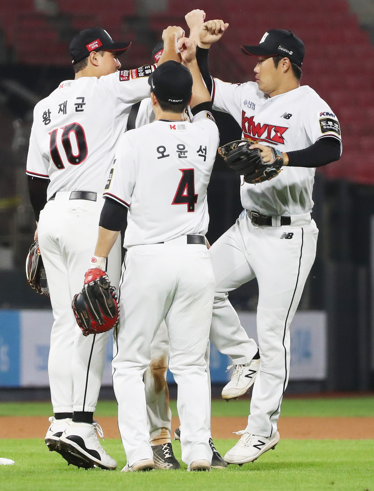 Members of the KT Wiz celebrate their 8-3 victory over the Samsung Lions in a Korea Baseball Organization regular season game at KT Wiz Park in Suwon, 45 kilometers south of Seoul, on Sunday. (Yonhap)