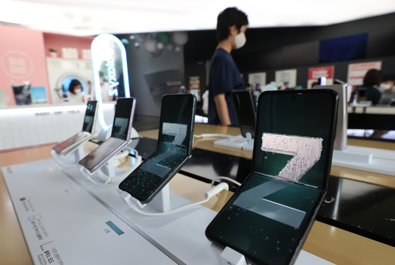 Samsung Electronics Co.'s Galaxy Z Flip3 devices are on display at a store in central Seoul, in this file photo taken on August 23. (Yonhap)