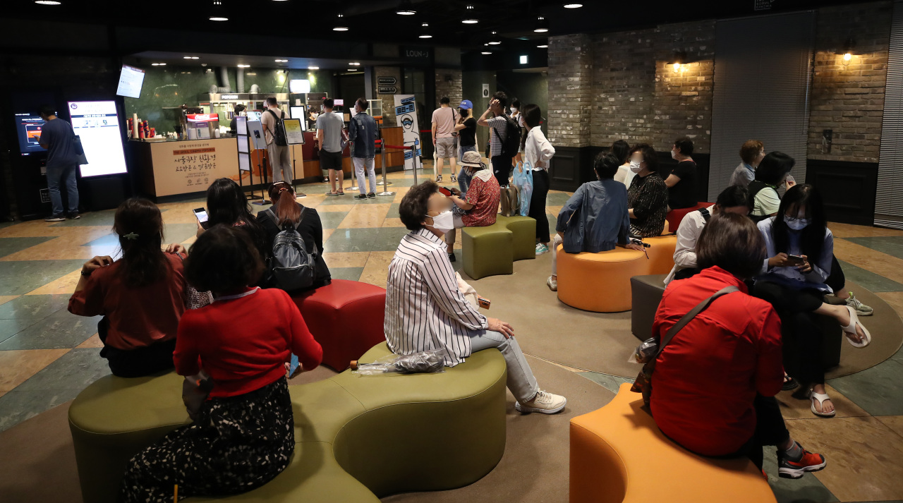 Moviegoers wait to enter theater auditoriums at The Seoul Cinema in Jongno-gu, central Seoul, on the last day of its operation on Tuesday. (Yonhap)