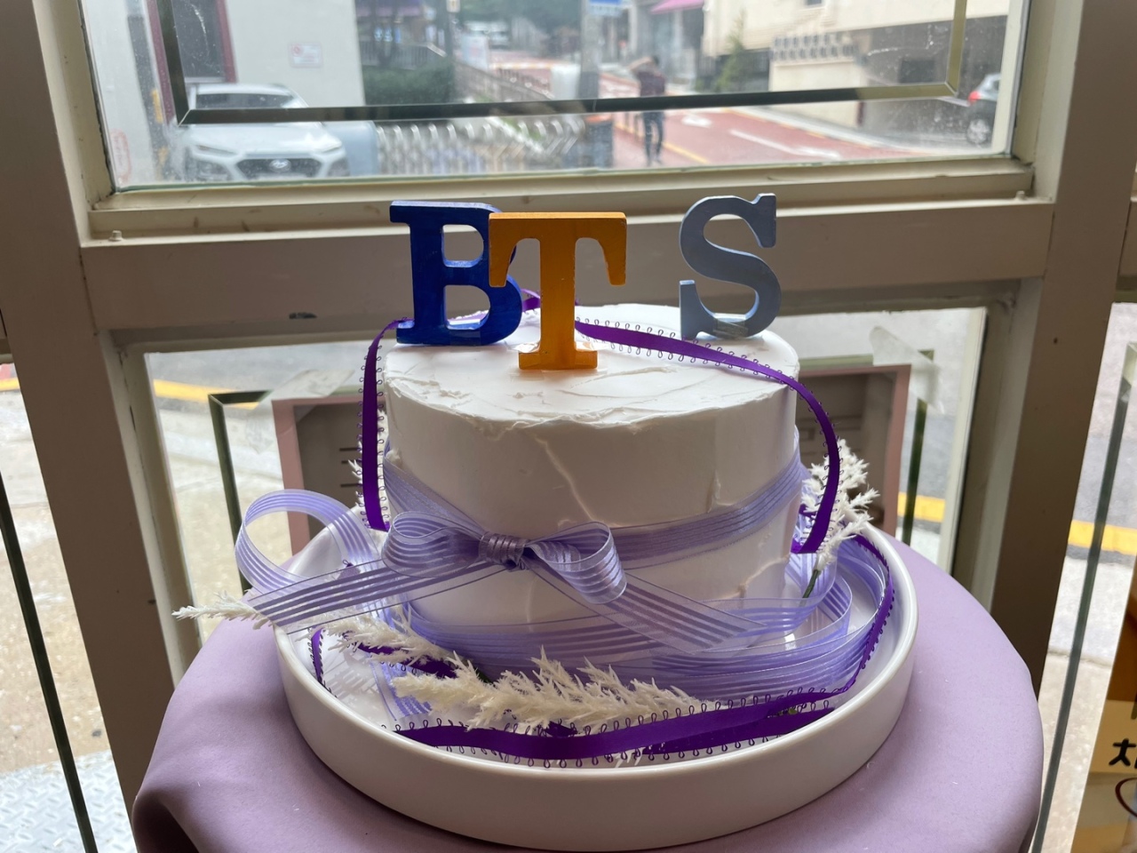 Fans show their affection by dedicating a purple birthday cake with blue, orange and violet candles on top. (Kweon Ha-bin/The Korea Herald)