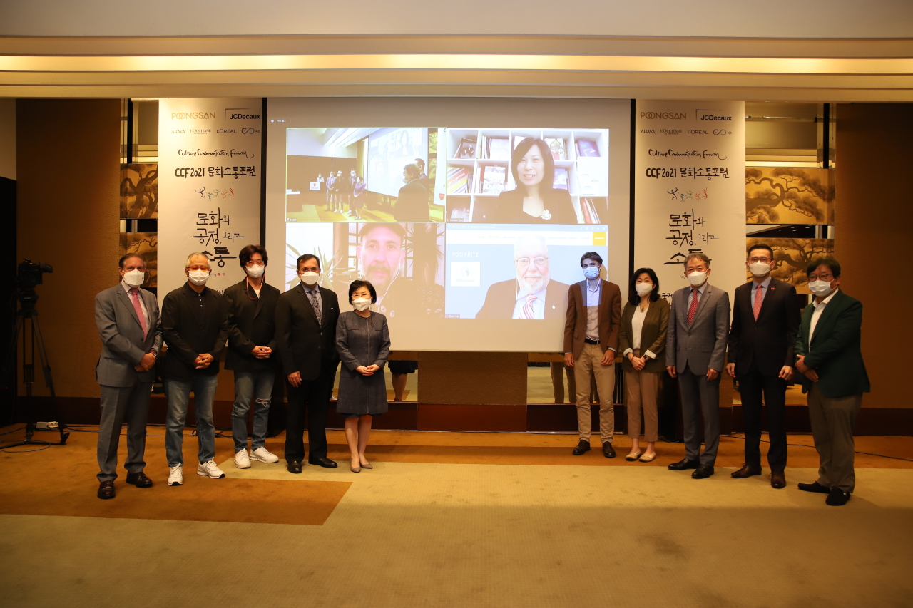 CICI President Choi Jung-hwa (fifth from left) and participants of the 2021 Culture Communication Forum pose for photos at Grand Hyatt Seoul on Wednesday. (CICI)